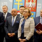 07.10.2019. Kielce. Konferencja ministra Zbigniewa Ziobro. Podpisanie umów na zakup sprzętu medycznego. Na zdjęciu (od lewej): Zbigniew Ziobro - minister sprawiedliwości, Marek Juszczyk - burmistrz Skalbmierza, Mariusz Gosek - członek zarządu województwa świętokrzyskiego, Jacek Włosowicz - senator, Bogumiła Niziołek - dyrektor Departamentu Ochrony Zdrowia w Urzędzie Marszałkowskim Województwa Świętokrzyskiego i Tomasz Staniek - starosta opatowski / Piotr Kwaśniewski / Radio Kielce