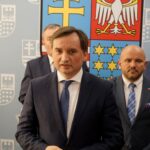 07.10.2019. Kielce. Konferencja ministra Zbigniewa Ziobro. Podpisanie umów na zakup sprzętu medycznego. Na zdjęciu: Zbigniew Ziobro - minister sprawiedliwości, Mariusz Gosek - członek zarządu województwa świętokrzyskiego i Tomasz Staniek - starosta opatowski / Piotr Kwaśniewski / Radio Kielce