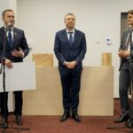 09.10.2019. Kielce. Otwarcie Centrum Komunikacji Medialnej i Informacji Naukowej UJK. Na zdjęciu (od lewej): Michał Cieślak - poseł, Sebastian Skuza - wiceminister nauki i szkolnictwa wyższego i prof. Jacek Semaniak - rektor Uniwersytetu Jana Kochanowskiego w Kielcach / Piotr Kwaśniewski / Radio Kielce