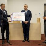 09.10.2019. Kielce. Otwarcie Centrum Komunikacji Medialnej i Informacji Naukowej UJK. Na zdjęciu (od lewej): Michał Cieślak - poseł, Sebastian Skuza - wiceminister nauki i szkolnictwa wyższego i prof. Jacek Semaniak - rektor Uniwersytetu Jana Kochanowskiego w Kielcach / Piotr Kwaśniewski / Radio Kielce