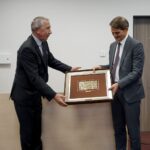 09.10.2019. Kielce. Otwarcie Centrum Komunikacji Medialnej i Informacji Naukowej UJK. Na zdjęciu (od lewej): Paweł Karpiński - prezes zarządu KARTEL S.A. i prof. Jacek Semaniak - rektor Uniwersytetu Jana Kochanowskiego w Kielcach / Piotr Kwaśniewski / Radio Kielce