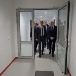 09.10.2019. Kielce. Otwarcie Centrum Komunikacji Medialnej i Informacji Naukowej UJK. Na zdjęciu (od lewej): Michał Cieślak - poseł, prof. Jacek Semaniak - rektor Uniwersytetu Jana Kochanowskiego w Kielcach, Arkadiusz Ślipikowski - radny Rady Miasta w Kielcach i Sebastian Skuza - wiceminister nauki i szkolnictwa wyższego / Piotr Kwaśniewski / Radio Kielce