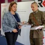 10.10.2019. Kielce. Rozstrzygnięcie konkursu historycznego „Klub Odkrywców”. Na zdjęciu (od lewej): Aneta Kołodziejska - uczestniczka konkursu historycznego „Klub Odkrywców” i Dionizy Krawczyński - prezes Stowarzyszenia Rekonstrukcji Historycznych "Jodła" / Piotr Kwaśniewski / Radio Kielce