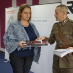 10.10.2019. Kielce. Rozstrzygnięcie konkursu historycznego „Klub Odkrywców”. Na zdjęciu (od lewej): Aneta Kołodziejska - uczestniczka konkursu historycznego „Klub Odkrywców” i Dionizy Krawczyński - prezes Stowarzyszenia Rekonstrukcji Historycznych "Jodła" / Piotr Kwaśniewski / Radio Kielce