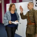 10.10.2019. Kielce. Rozstrzygnięcie konkursu historycznego „Klub Odkrywców”. Na zdjęciu (od lewej): Aneta Kołodziejska - uczestniczka konkursu historycznego „Klub Odkrywców” i Dionizy Krawczyński - prezes Stowarzyszenia Rekonstrukcji Historycznych "Jodła" / Piotr Kwaśniewski / Radio Kielce