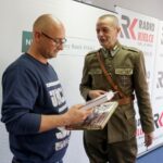 10.10.2019. Kielce. Rozstrzygnięcie konkursu historycznego „Klub Odkrywców”. Na zdjęciu (od lewej): Sebastian Sitarz - uczestnik konkursu historycznego „Klub Odkrywców” i Dionizy Krawczyński - prezes Stowarzyszenia Rekonstrukcji Historycznych "Jodła" / Piotr Kwaśniewski / Radio Kielce