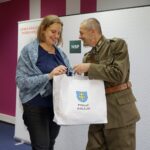 10.10.2019. Kielce. Rozstrzygnięcie konkursu historycznego „Klub Odkrywców”. Na zdjęciu (od lewej): Aneta Kołodziejska - uczestniczka konkursu historycznego „Klub Odkrywców” i Dionizy Krawczyński - prezes Stowarzyszenia Rekonstrukcji Historycznych "Jodła" / Piotr Kwaśniewski / Radio Kielce