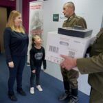 10.10.2019. Kielce. Rozstrzygnięcie konkursu historycznego „Klub Odkrywców”. Na zdjęciu (od lewej): Agnieszka Martyka - uczestniczka konkursu historycznego „Klub Odkrywców” i Dionizy Krawczyński - prezes Stowarzyszenia Rekonstrukcji Historycznych "Jodła" / Piotr Kwaśniewski / Radio Kielce