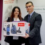 10.10.2019. Kielce. Rozstrzygnięcie konkursu historycznego „Klub Odkrywców”. Na zdjęciu (od lewej): Karolina Delczyk - uczestniczka konkursu historycznego „Klub Odkrywców” i Łukasz Pastuszyńki - specjalista do spraw komunikacji społecznej w kieleckim oddziale Narodowego Banku Polskiego / Piotr Kwaśniewski / Radio Kielce