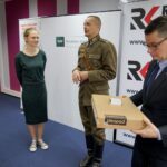 10.10.2019. Kielce. Rozstrzygnięcie konkursu historycznego „Klub Odkrywców”.  Na zdjęciu (od lewej): Michalina Piasek - uczestniczka konkursu historycznego „Klub Odkrywców”, Dionizy Krawczyński - prezes Stowarzyszenia Rekonstrukcji Historycznych "Jodła" i Łukasz Pastuszyńki - specjalista do spraw komunikacji społecznej w kieleckim oddziale Narodowego Banku Polskiego / Piotr Kwaśniewski / Radio Kielce