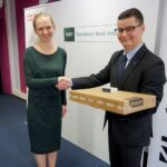 10.10.2019. Kielce. Rozstrzygnięcie konkursu historycznego „Klub Odkrywców”.  Na zdjęciu (od lewej): Michalina Piasek - uczestniczka konkursu historycznego „Klub Odkrywców” i Łukasz Pastuszyńki - specjalista do spraw komunikacji społecznej w kieleckim oddziale Narodowego Banku Polskiego / Piotr Kwaśniewski / Radio Kielce