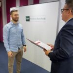 10.10.2019. Kielce. Rozstrzygnięcie konkursu historycznego „Klub Odkrywców”. Na zdjęciu (od lewej): Piotr Kaczor - zwycięzca konkursu historycznego „Klub Odkrywców” i Wojciech Lesiak - dyrektor gabinetu szefa Urzędu Do Spraw Kombatantów i Osób Represjonowanych / Piotr Kwaśniewski / Radio Kielce