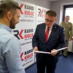 10.10.2019. Kielce. Rozstrzygnięcie konkursu historycznego „Klub Odkrywców”. Na zdjęciu (od lewej): Piotr Kaczor - zwycięzca konkursu historycznego „Klub Odkrywców” i Wojciech Lesiak - dyrektor gabinetu szefa Urzędu Do Spraw Kombatantów i Osób Represjonowanych / Piotr Kwaśniewski / Radio Kielce