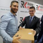 10.10.2019. Kielce. Rozstrzygnięcie konkursu historycznego „Klub Odkrywców”. Na zdjęciu (od lewej): Piotr Kaczor - zwycięzca konkursu historycznego „Klub Odkrywców”, Łukasz Pastuszyńki - specjalista do spraw komunikacji społecznej w kieleckim oddziale Narodowego Banku Polskiego i Wojciech Lesiak - dyrektor gabinetu szefa Urzędu Do Spraw Kombatantów i Osób Represjonowanych / Piotr Kwaśniewski / Radio Kielce