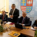 10.10.2019. Kielce. Konferencja "Fundusz rozwoju przewozów autobusowych o charakterze użyteczności publicznej". Na zdjęciu (od lewej): Andrzej Pruś - przewodniczący sejmiku województwa świętokrzyskiego, Marek Kwitek - poseł PiS, Bogdan Latosiński - poseł PiS, Bogdan Oleksiak - dyrektor Departamentu Transportu Drogowego w Ministerstwie Infrastruktury i Ewelina Strączek - Ministerstwo Infrastruktury / Piotr Kwaśniewski / Radio Kielce