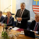 10.10.2019. Kielce. Konferencja "Fundusz rozwoju przewozów autobusowych o charakterze użyteczności publicznej". Na zdjęciu (od lewej): Andrzej Pruś - przewodniczący sejmiku województwa świętokrzyskiego, Marek Kwitek - poseł PiS, Bogdan Latosiński - poseł PiS i Bogdan Oleksiak - dyrektor Departamentu Transportu Drogowego w Ministerstwie Infrastruktury / Piotr Kwaśniewski / Radio Kielce