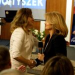 10.10.2019. Kielce. Podsumowanie kampanii wyborczej wojewody Agaty Wojtyszek. Na zdjęciu (od lewej): Agata Wojtyszek - wojewoda świętokrzyski i Małgorzata Kiebzak - dyrektor świętokrzyskiego oddziału NFZ / Piotr Kwaśniewski / Radio Kielce