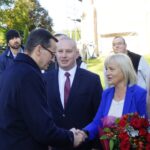 11.10.2019. Jędrzejów. Wizyta premiera Mateusza Morawieckiego w Jędrzejowie. Na zdjęciu (od lewej): premier Mateusz Morawiecki i Marcin Piszczek - burmistrz Jędrzejowa / Ewa Pociejowska-Gawęda / Radio Kielce