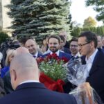 11.10.2019. Jędrzejów. Wizyta premiera Mateusza Morawieckiego w Jędrzejowie. Na zdjęciu (w środku): Bartłomiej Orzeł - doradca premiera Mateusza Morawieckiego, kandydat z listy PiS do sejmu, Mariusz Olszewski, premier Mateusz Morawiecki i Piotr Wawrzyk - wiceminister spraw zagranicznych / Ewa Pociejowska-Gawęda / Radio Kielce