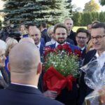 11.10.2019. Jędrzejów. Wizyta premiera Mateusza Morawieckiego w Jędrzejowie. Na zdjęciu (w środku): Bartłomiej Orzeł - doradca premiera Mateusza Morawieckiego, kandydat z listy PiS do sejmu, Mariusz Olszewski i premier Mateusz Morawiecki / Ewa Pociejowska-Gawęda / Radio Kielce