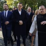 11.10.2019. Jędrzejów. Wizyta premiera Mateusza Morawieckiego w Jędrzejowie. Na zdjęciu (od lewej): Bartłomiej Orzeł - doradca premiera Mateusza Morawieckiego, kandydat z listy PiS do sejmu, premier Mateusz Morawiecki, Piotr Wawrzyk - wiceminister spraw zagranicznych, Anna Krupka - wiceminister sportu i turystyki, o. Bruno Paterewicz - przeor w klasztorze Cystersów w Jędrzejowie i o. Jakub Zawadzki / Ewa Pociejowska-Gawęda / Radio Kielce