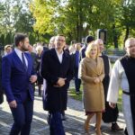 11.10.2019. Jędrzejów. Wizyta premiera Mateusza Morawieckiego w Jędrzejowie. Na zdjęciu (od lewej): Bartłomiej Orzeł - doradca premiera Mateusza Morawieckiego, kandydat z listy PiS do sejmu, premier Mateusz Morawiecki, Anna Krupka - wiceminister sportu i turystyki, o. Jakub Zawadzki i o. Bruno Paterewicz - przeor w klasztorze Cystersów w Jędrzejowie / Ewa Pociejowska-Gawęda / Radio Kielce