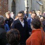 11.10.2019. Jędrzejów. Wizyta premiera Mateusza Morawieckiego w Jędrzejowie. Na zdjęciu (w środku): premier Mateusz Morawiecki i Bartłomiej Orzeł - doradca premiera Mateusza Morawieckiego, kandydat z listy PiS do sejmu / Ewa Pociejowska-Gawęda / Radio Kielce