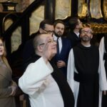 11.10.2019. Jędrzejów. Wizyta premiera Mateusza Morawieckiego w Jędrzejowie. Na zdjęciu (od lewej): Anna Krupka - wiceminister sportu i turystyki, o. Bruno Paterewicz - przeor w klasztorze Cystersów w Jędrzejowie, premier Mateusz Morawiecki, Bartłomiej Orzeł - doradca premiera Mateusza Morawieckiego, kandydat z listy PiS do sejmu i o. Jakub Zawadzki / Ewa Pociejowska-Gawęda / Radio Kielce