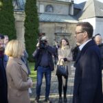 11.10.2019. Jędrzejów. Wizyta premiera Mateusza Morawieckiego w Jędrzejowie. Na zdjęciu (od lewej): Piotr Wawrzyk - wiceminister spraw zagranicznych, Anna Krupka - wiceminister sportu i turystyki i premier Mateusz Morawiecki / Ewa Pociejowska-Gawęda / Radio Kielce