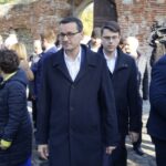 11.10.2019. Jędrzejów. Wizyta premiera Mateusza Morawieckiego w Jędrzejowie. Na zdjęciu (w środku): premier Mateusz Morawiecki / Ewa Pociejowska-Gawęda / Radio Kielce