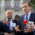 11.10.2019. Kielce. Konferencja ministra Zbigniewa Ziobry. Na zdjęciu (od lewej): Mariusz Gosek - członek zarządu województwa świętokrzyskiego i Zbigniew Ziobro - minister sprawiedliwości / Piotr Kwaśniewski / Radio Kielce