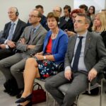 16.10.2019. Kielce. Otwarcie wystawy „Pozwólcie mi być sobą. Historia życia Anne Frank”. Na zdjęciu (od prawej): Marcin Różycki - zastępca prezydenta Kielc i Daphne Bergsma - ambasador Królestwa Niderlandów w Polsce / Piotr Kwaśniewski / Radio Kielce