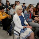 16.10.2019. Kielce. Otwarcie wystawy „Pozwólcie mi być sobą. Historia życia Anne Frank”. Na zdjęciu (w środku): Anita Hakowska - wicedyrektor VII Liceum Ogólnokształcącego im. Józefa Piłsudskiego w Kielcach / Piotr Kwaśniewski / Radio Kielce