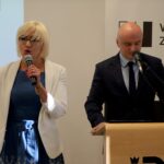 16.10.2019. Kielce. Otwarcie wystawy „Pozwólcie mi być sobą. Historia życia Anne Frank”. Na zdjęciu (od lewej): Anita Hakowska - wicedyrektor VII Liceum Ogólnokształcącego im. Józefa Piłsudskiego w Kielcach i Rafał Nowak - dyrektor Wzgórza Zamkowego w Kielcach / Piotr Kwaśniewski / Radio Kielce