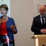 16.10.2019. Kielce. Otwarcie wystawy „Pozwólcie mi być sobą. Historia życia Anne Frank”. Na zdjęciu (od lewej): Daphne Bergsma - ambasador Królestwa Niderlandów w Polsce i Rafał Nowak - dyrektor Wzgórza Zamkowego w Kielcach / Piotr Kwaśniewski / Radio Kielce