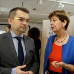 16.10.2019. Kielce. Otwarcie wystawy „Pozwólcie mi być sobą. Historia życia Anne Frank”. Na zdjęciu (od lewej): Marcin Różycki - zastępca prezydenta Kielc i Daphne Bergsma - ambasador Królestwa Niderlandów w Polsce / Piotr Kwaśniewski / Radio Kielce