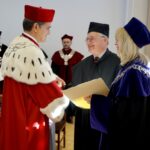 17.10.2019. Kielce. Dr Peter Seyboth odebrał tytuł Doctora Honoris Causa UJK. Na zdjęciu (od lewej): prof. zw. dr hab. Jacek Semaniak - rektor Uniwersytetu Jana Kochanowskiego w Kielcach, dr Peter Seyboth i dr hab. inż. Barbara Gawdzik - dziekan Wydziału Matematyczno-Przyrodniczego UJK w Kielcach / Piotr Kwaśniewski / Radio Kielce
