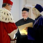 17.10.2019. Kielce. Dr Peter Seyboth odebrał tytuł Doctora Honoris Causa UJK. Na zdjęciu (od lewej): prof. zw. dr hab. Jacek Semaniak - rektor Uniwersytetu Jana Kochanowskiego w Kielcach, dr Peter Seyboth i dr hab. inż. Barbara Gawdzik - dziekan Wydziału Matematyczno-Przyrodniczego UJK w Kielcach / Piotr Kwaśniewski / Radio Kielce