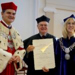 17.10.2019. Kielce. Dr Peter Seyboth odebrał tytuł Doctora Honoris Causa UJK. Na zdjęciu (od lewej): prof. zw. dr hab. Jacek Semaniak - rektor Uniwersytetu Jana Kochanowskiego w Kielcach, dr Peter Seyboth i dr hab. inż. Barbara Gawdzik - dziekan Wydziału Matematyczno-Przyrodniczego UJK w Kielcach / Piotr Kwaśniewski / Radio Kielce