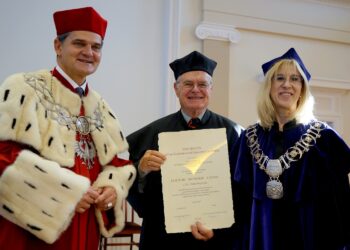 17.10.2019. Kielce. Dr Peter Seyboth odebrał tytuł Doctora Honoris Causa UJK. Na zdjęciu (od lewej): prof. zw. dr hab. Jacek Semaniak - rektor Uniwersytetu Jana Kochanowskiego w Kielcach, dr Peter Seyboth i dr hab. inż. Barbara Gawdzik - dziekan Wydziału Matematyczno-Przyrodniczego UJK w Kielcach / Piotr Kwaśniewski / Radio Kielce