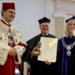 17.10.2019. Kielce. Dr Peter Seyboth odebrał tytuł Doctora Honoris Causa UJK. Na zdjęciu (od lewej): prof. zw. dr hab. Jacek Semaniak - rektor Uniwersytetu Jana Kochanowskiego w Kielcach, dr Peter Seyboth i dr hab. inż. Barbara Gawdzik - dziekan Wydziału Matematyczno-Przyrodniczego UJK w Kielcach / Piotr Kwaśniewski / Radio Kielce