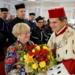 17.10.2019. Kielce. Dr Peter Seyboth odebrał tytuł Doctora Honoris Causa UJK. Na zdjęciu (od lewej): Janet Seyboth i prof. zw. dr hab. Jacek Semaniak - rektor Uniwersytetu Jana Kochanowskiego w Kielcach / Piotr Kwaśniewski / Radio Kielce