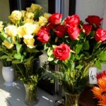 Przygotowania na Wszystkich Świętych. Kwiaty / Piotr Kwaśniewski / Radio Kielce