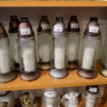 25.10.2019. Kielce. Przygotowania na Wszystkich Świętych. Znicze / Piotr Kwaśniewski / Radio Kielce