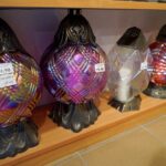 25.10.2019. Kielce. Przygotowania na Wszystkich Świętych. Znicze / Piotr Kwaśniewski / Radio Kielce