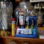 25.10.2019. Kielce. Przygotowania na Wszystkich Świętych. Znicze / Piotr Kwaśniewski / Radio Kielce