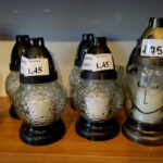 25.10.2019. Kielce. Przygotowania na Wszystkich Świętych. Znicze / Piotr Kwaśniewski / Radio Kielce