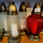 25.10.2019. Kielce. Przygotowania na Wszystkich Świętych. Znicze / Piotr Kwaśniewski / Radio Kielce