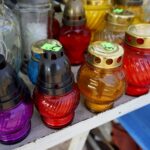 25.10.2019. Kielce. Przygotowania na Wszystkich Świętych. Znicze / Piotr Kwaśniewski / Radio Kielce