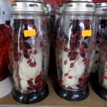 25.10.2019. Kielce. Przygotowania na Wszystkich Świętych. Znicze / Piotr Kwaśniewski / Radio Kielce